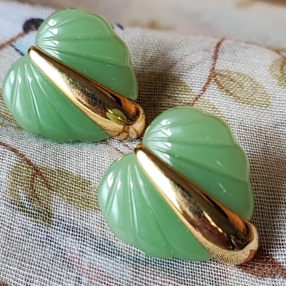 Lucite Molded Faux Jade Gold Tone Leaf Clip Earrings Green Vintage EUC - Picture 3 of 7